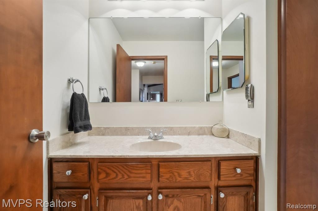 42610 ROYAL Lane, Clinton Twp, MI 48038 — Photo 16