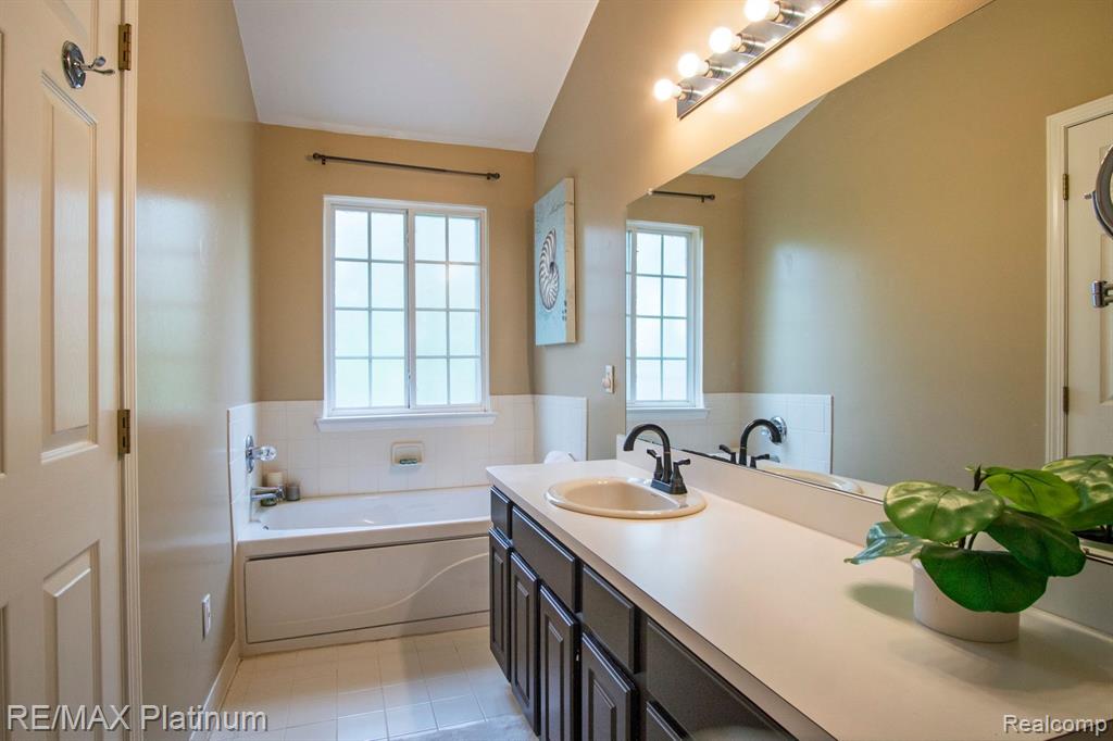 8313 Mill Pointe Court, Goodrich Vlg, MI — Photo 17