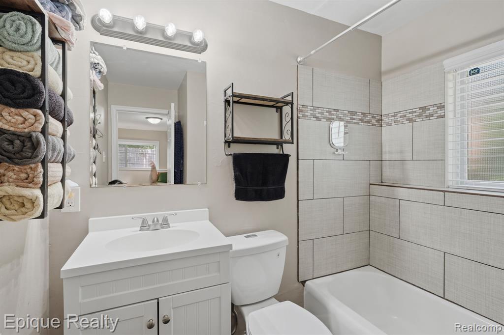 5370 Oaktree Court, Flint, MI 48532 — Photo 22