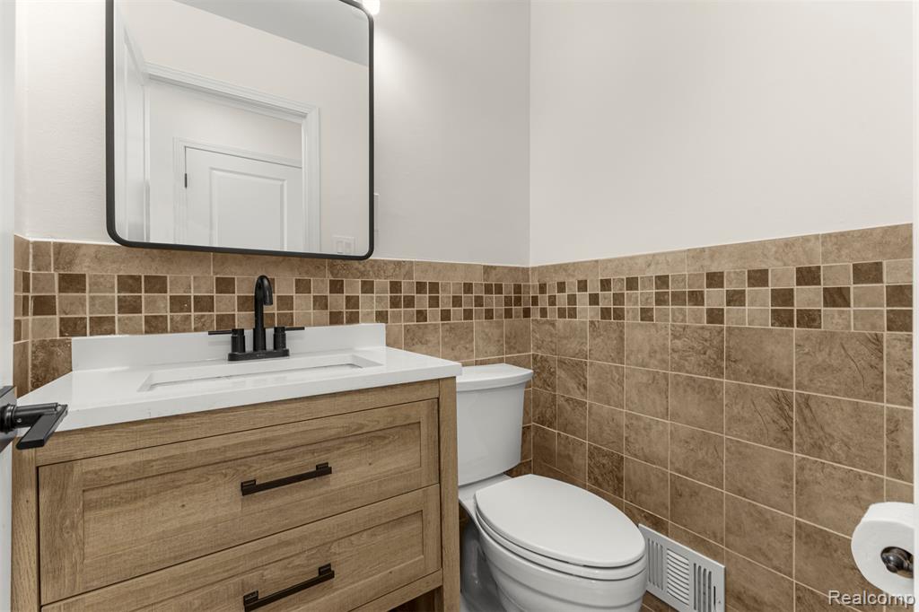 27020 Havelock Drive, Dearborn Heights, MI 48127 — Photo 33