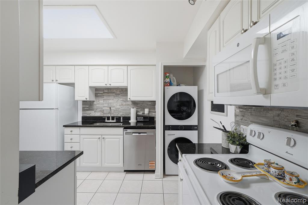 4041 W Maple Road, E203, Bloomfield Hills, MI 48301 — Photo 12