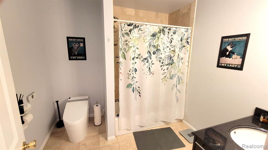 6192 N SHORE Drive, West Bloomfield, MI 48324 — Photo 38