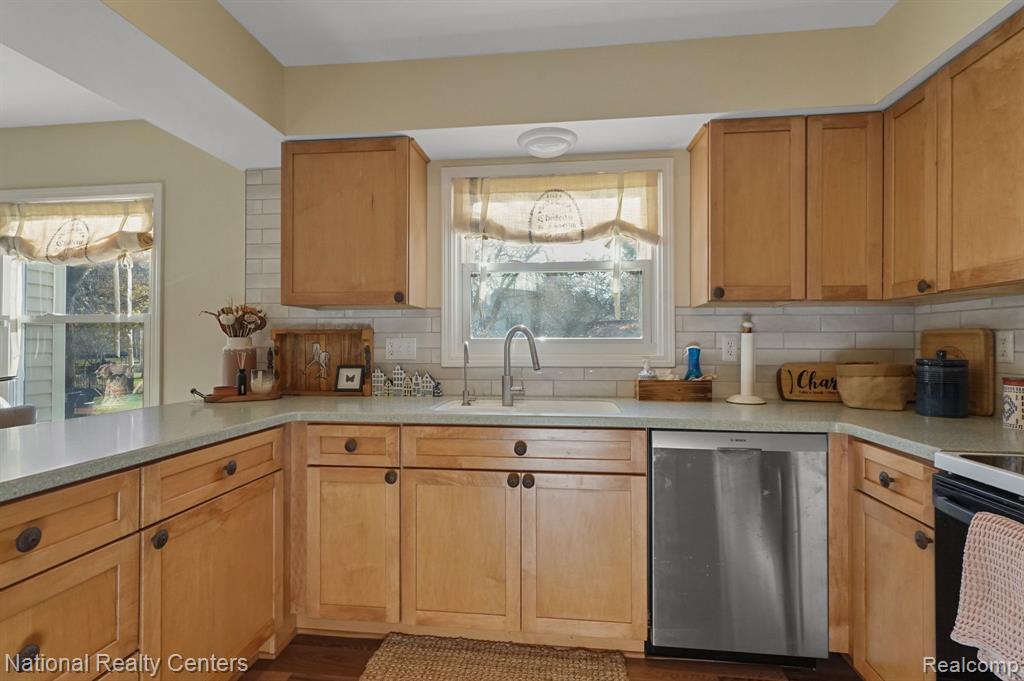 9812 ATWOOD Drive, South Lyon, MI 48178 — Photo 22