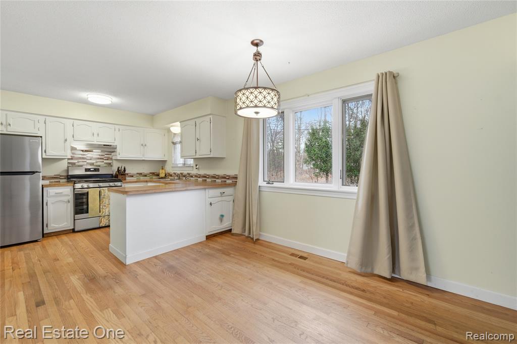 2276 Lakewood Way, Pinckney, MI 48169 — Photo 9