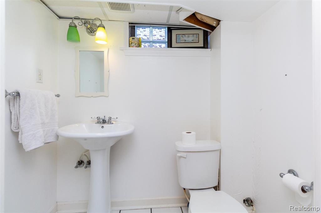 8235 Mackay Court, Utica, MI 48317 — Photo 25