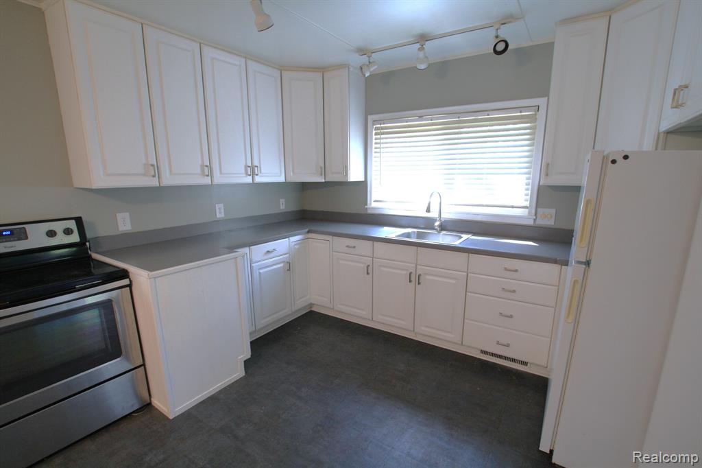 7035 PONTIAC LAKE Road, Waterford, MI 48327 — Photo 10