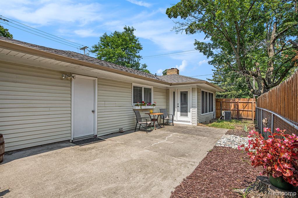 702 E Maple Street, Holly, MI 48442 — Photo 23