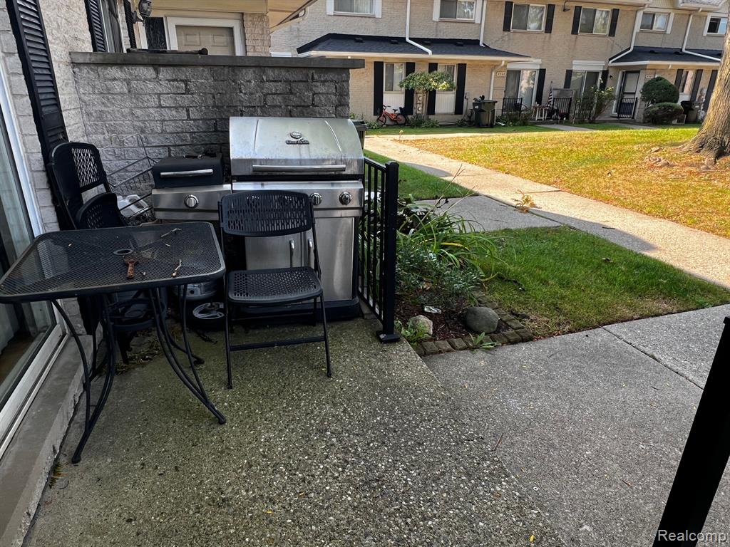 8514 HAMPSHIRE Drive, Sterling Heights, MI 48313 — Photo 5