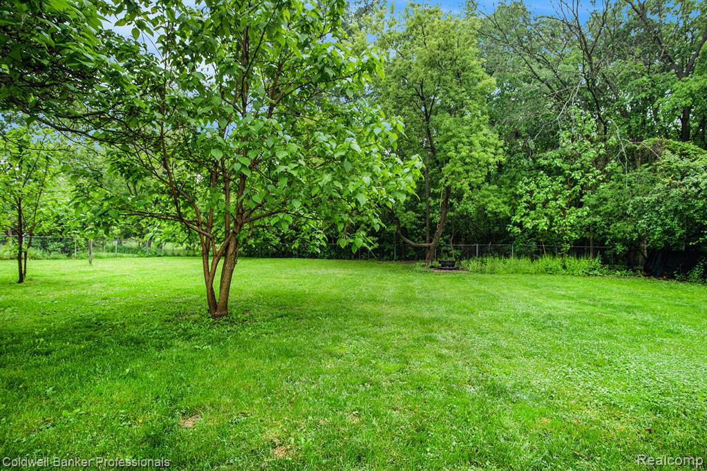6408 E Court Street S, Burton, MI 48509 — Photo 22