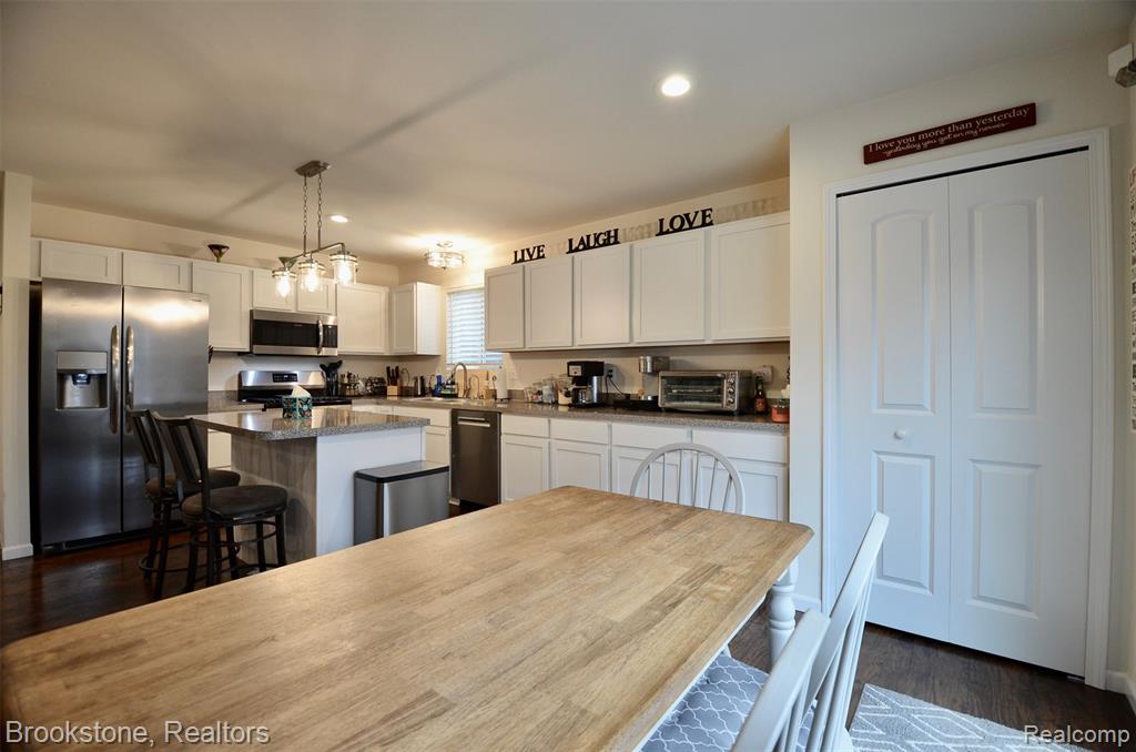 350 Fountain Park Drive, Waterford, MI 48327 — Photo 16