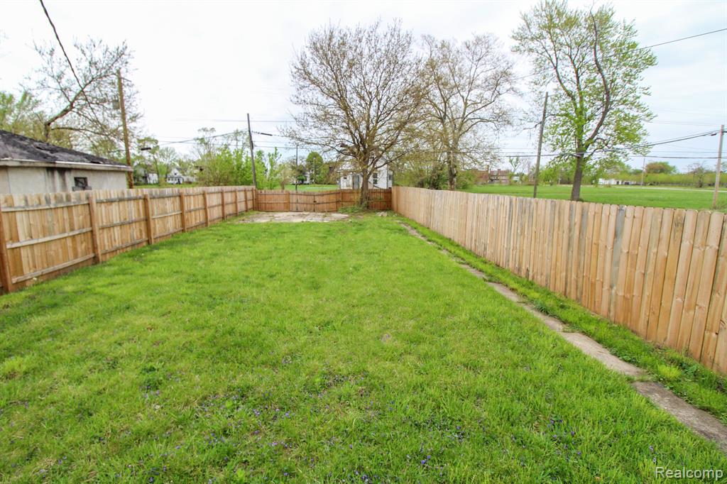 2170 MONTCLAIR Street, Detroit, MI 48214 — Photo 9
