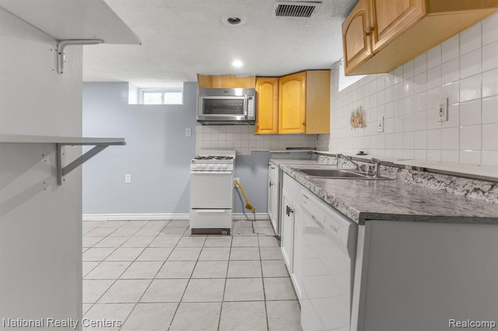 4242 LAPHAM Street, Dearborn, MI 48126 — Photo 40