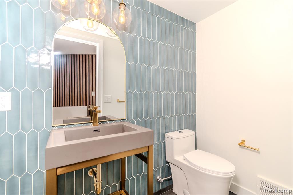 811 NORWICH Street, Birmingham, MI 48009 — Photo 13