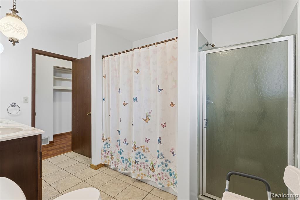 5037 W Court Street, Flint, MI 48532 — Photo 15