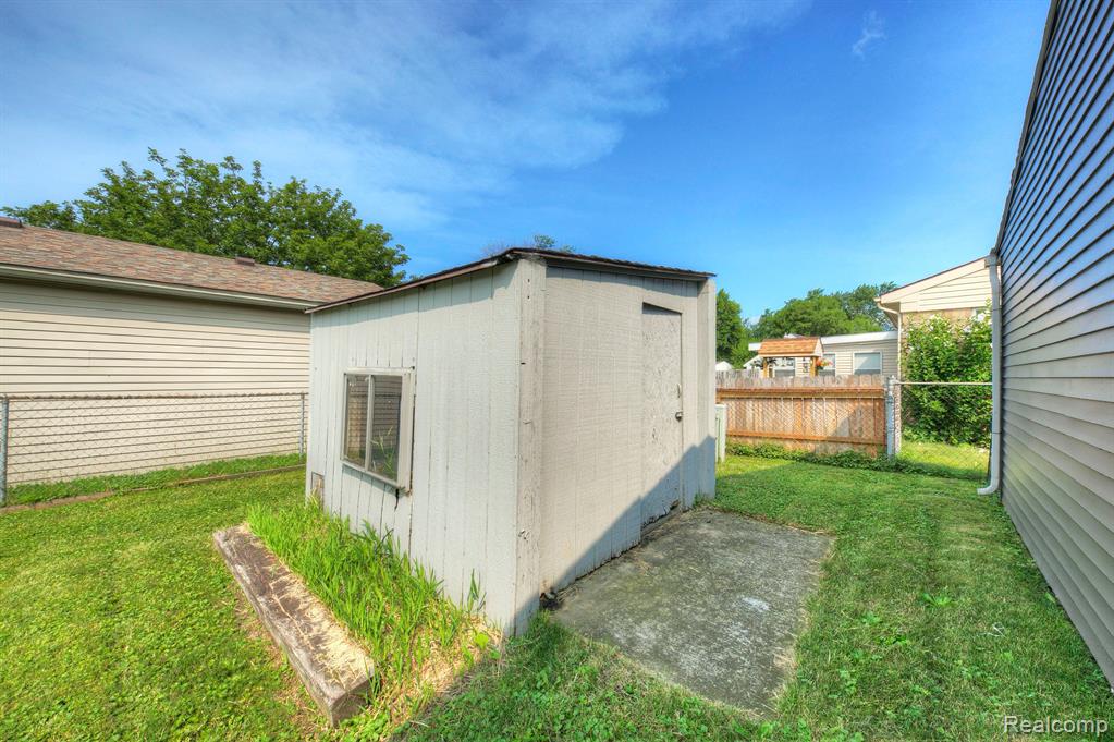42208 HAYES Street, Belleville, MI 48111 — Photo 36