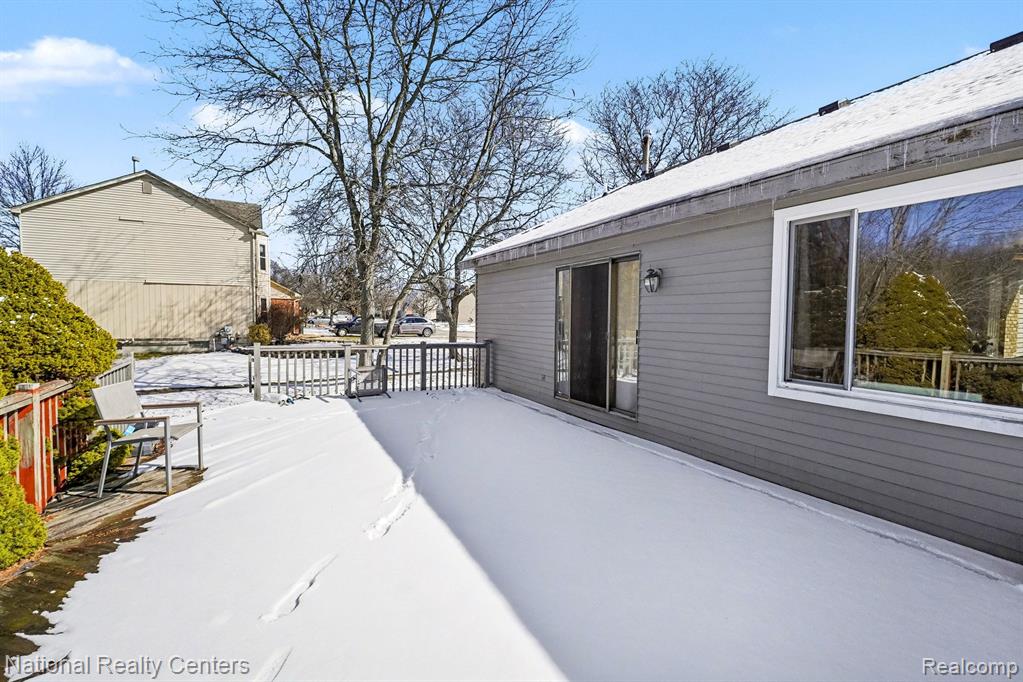 2510 Wenona Drive, Wixom, MI 48393 — Photo 17