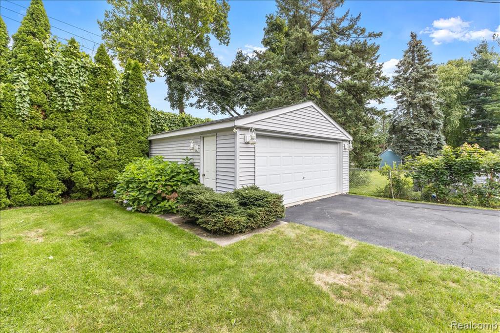 1775 Woodland Avenue, Sylvan Lake, MI 48320 — Photo 23
