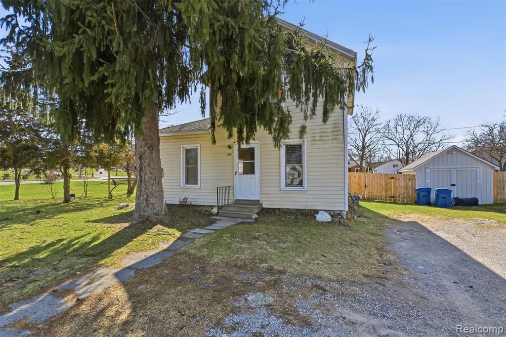 532 E Broad Street, Linden, MI 48451 — front exterior