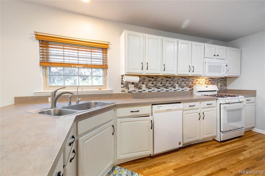 751 Lochaven Road, Waterford, MI 48327 — Photo 13