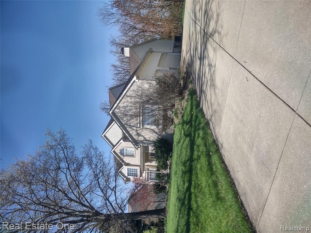 743 Aaron Drive, Highland, MI — Photo 2