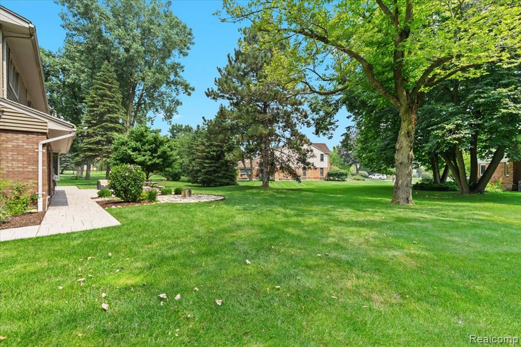 6678 Johnathon, Troy, MI 48098 — Photo 39