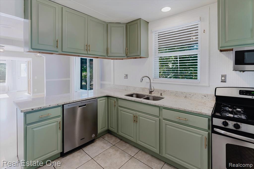 2918 Nagle Court, Keego Harbor, MI 48320 — Photo 10