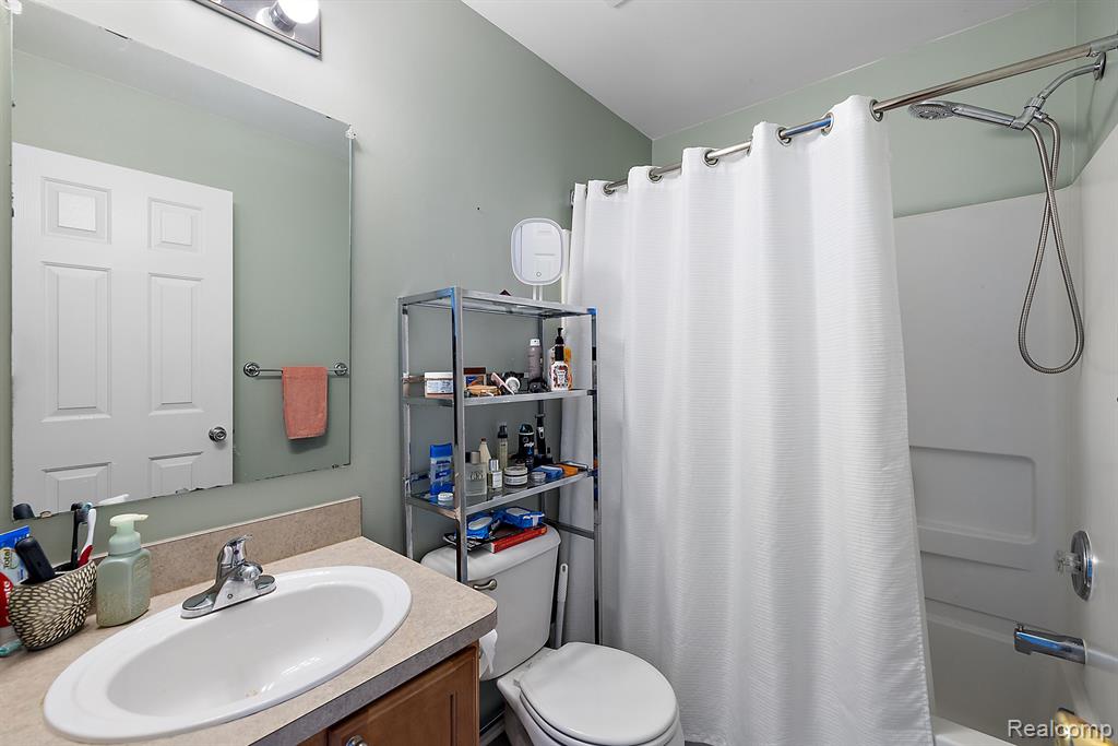 140 PARK GREEN Drive, Lake Orion, MI 48362 — Photo 24