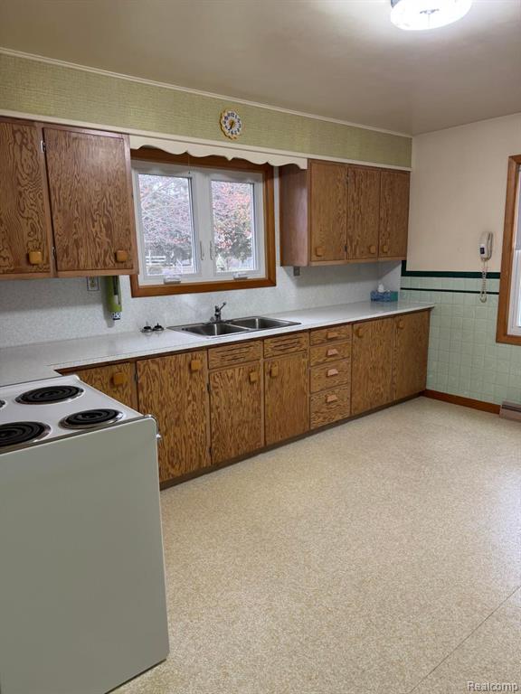 724 LYTLE Avenue, Harbor Beach, MI 48441 — Photo 9