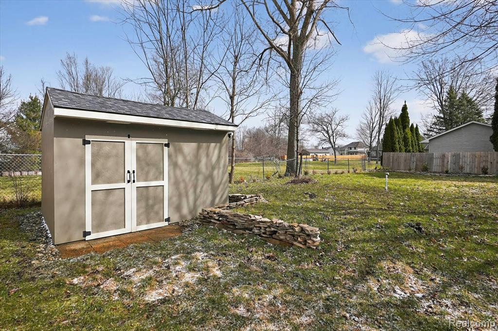 5214 Bloss Drive, Swartz Creek, MI 48473 — Photo 30