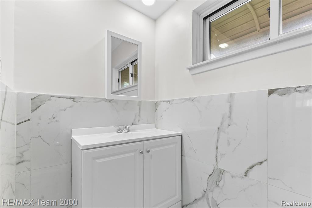 8551 Rockland Street, Dearborn Heights, MI 48127 — Photo 17