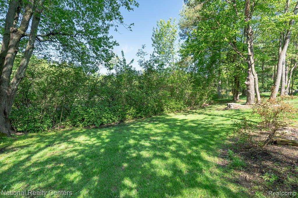 7914 BROOKWOOD Drive, Clarkston, MI 48348 — Photo 37