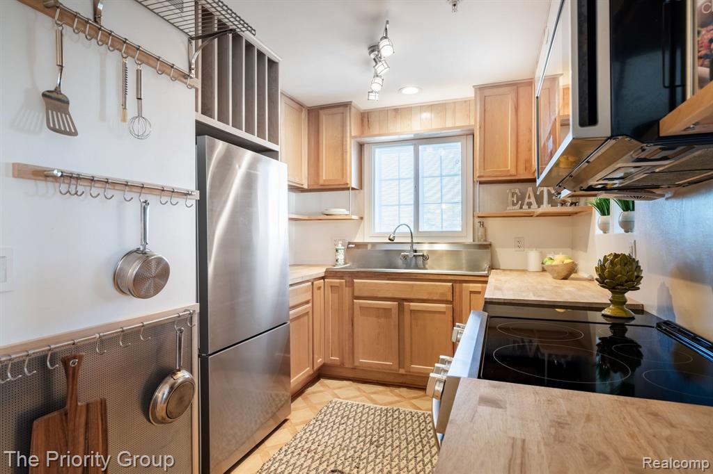 108 EVERGREEN Trail, Lake Orion, MI 48362 — Photo 9