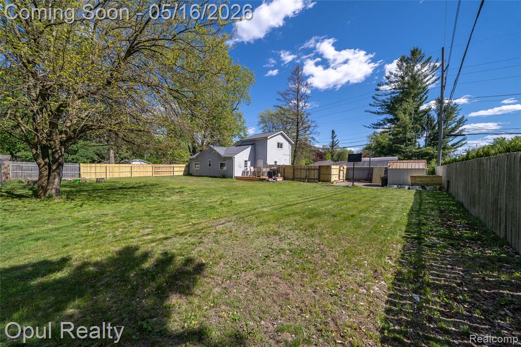 21001 Parker Street, Farmington, MI 48336 — Photo 29