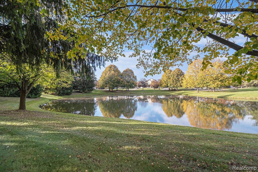 855 DRAKESHIRE Drive, Walled Lake, MI 48390 — Photo 36