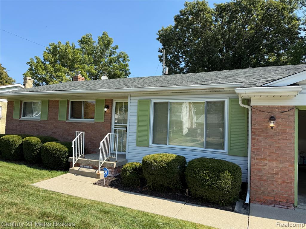 6814 Colonial Drive, Flint, MI 48505 — front exterior