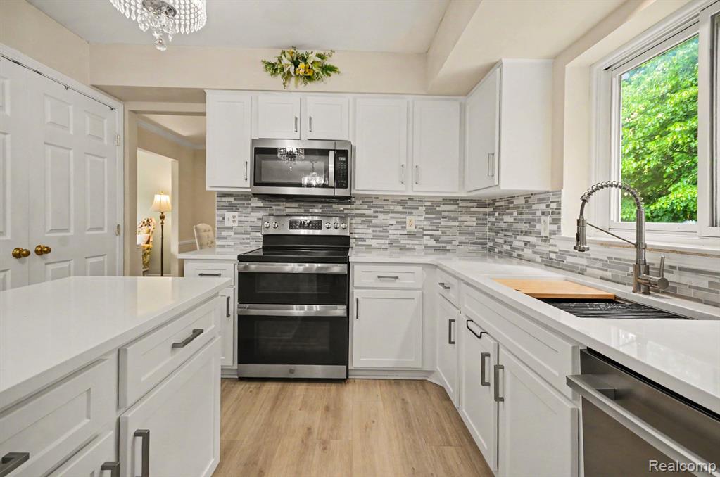 425 Thornridge Court, Rochester Hills, MI 48307 — Photo 4
