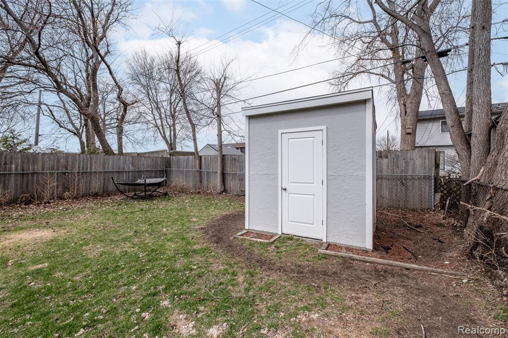 957 E Meyers Avenue, Hazel Park, MI 48030 — Photo 22