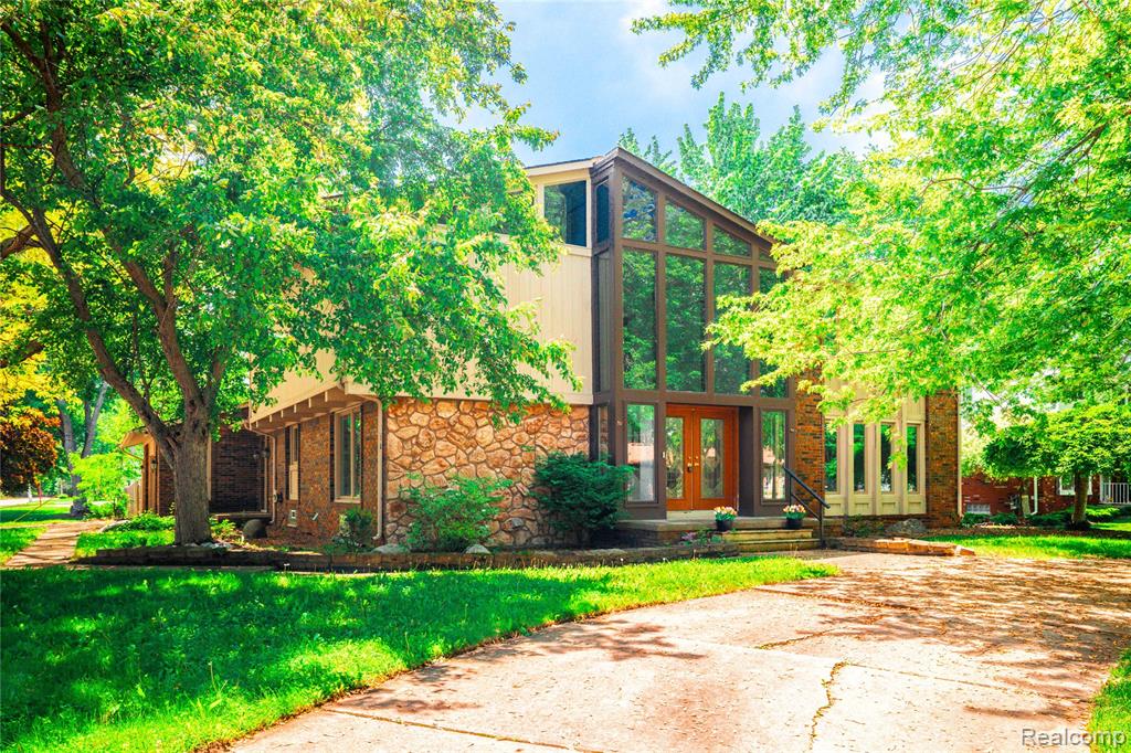 8027 Berkshire Drive, Grosse Ile, MI 48138