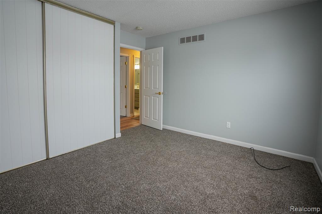 5783 Williamsburg Court, Waterford, MI 48327 — Photo 29
