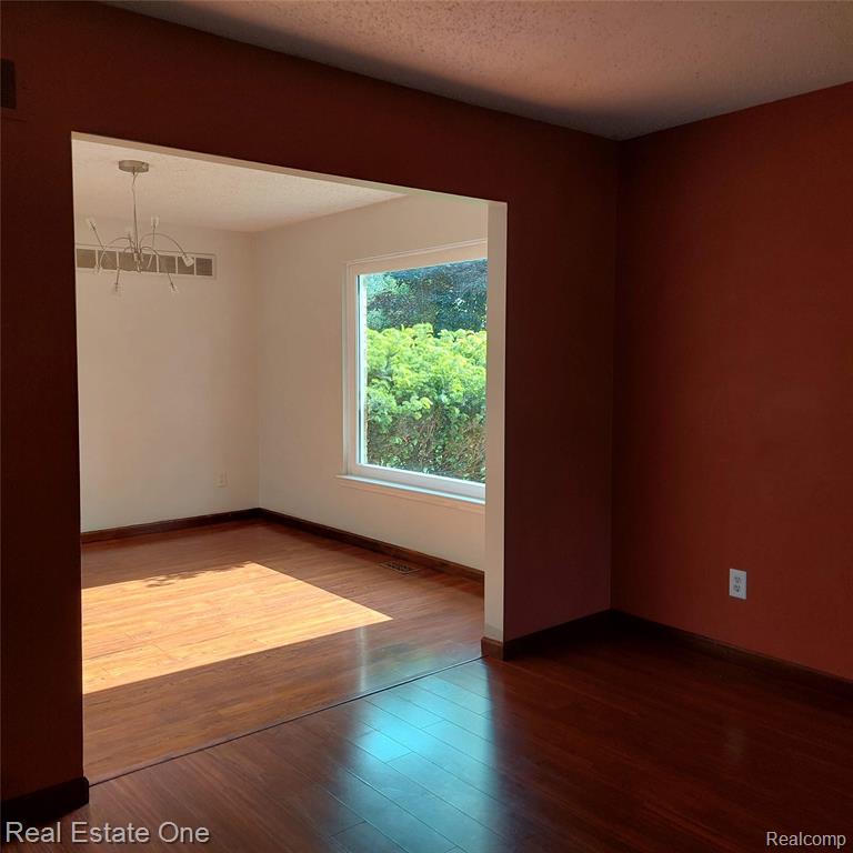 5208 Woodview Drive, Bloomfield Hills, MI 48302 — Photo 14