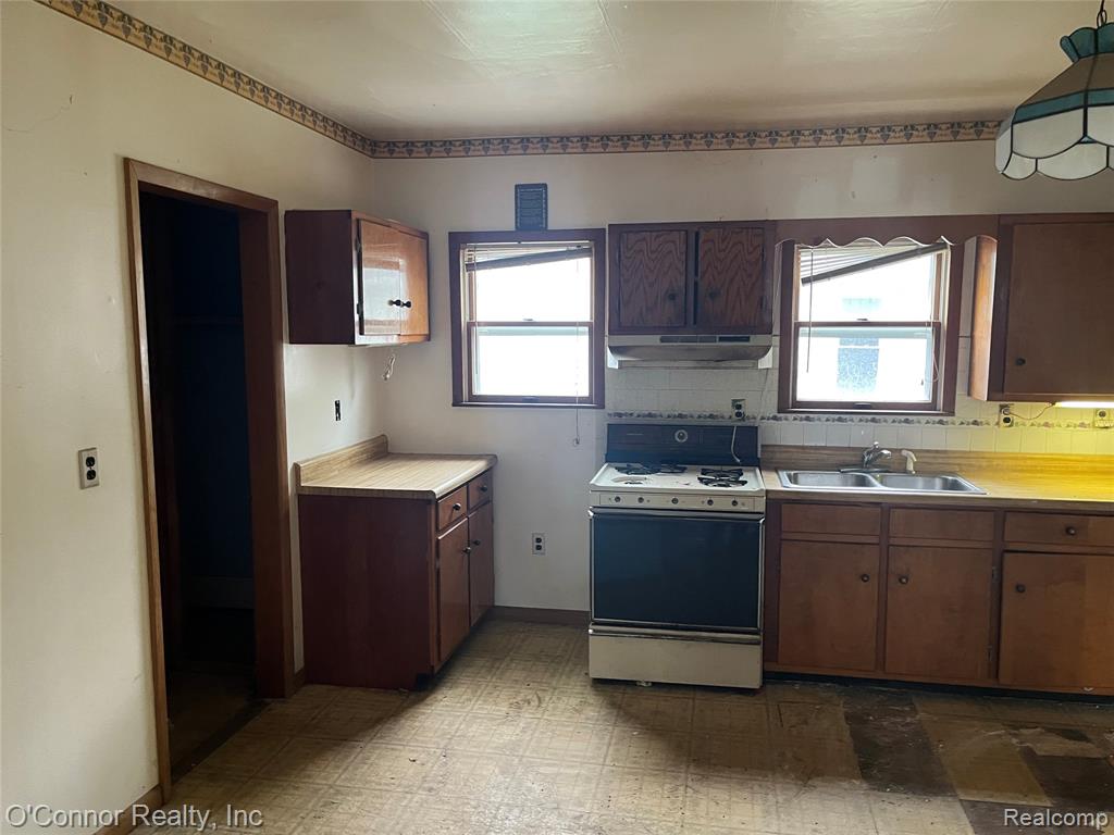 1124 Pine Street, Port Huron, MI 48060 — Photo 8