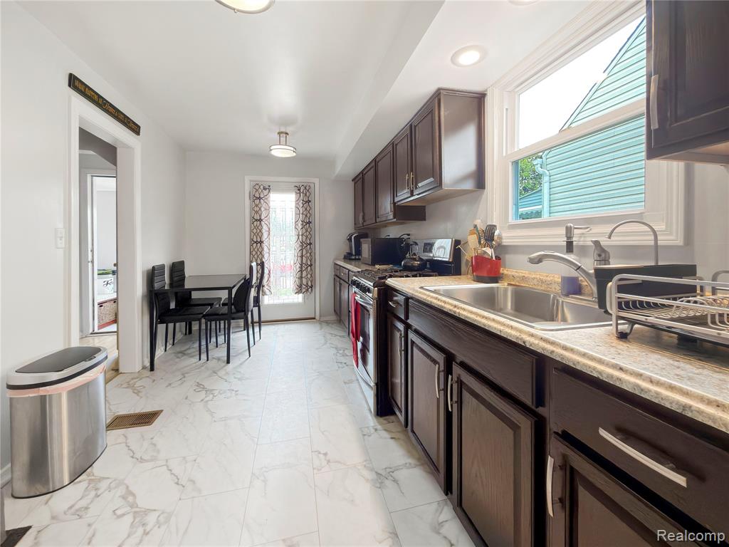 6907 Orchard Avenue, Dearborn, MI 48126 — Photo 12