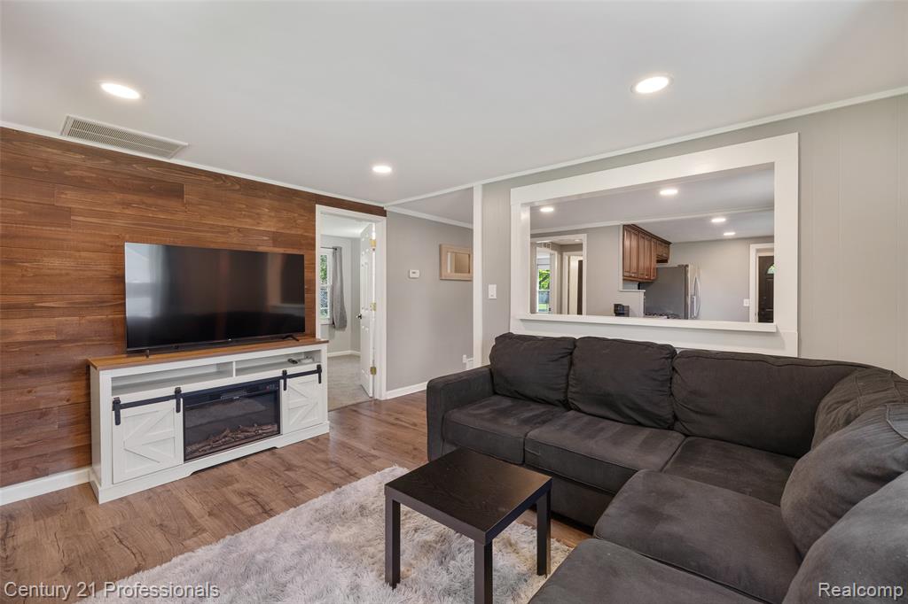 2830 Deland Road, Waterford, MI 48329 — Photo 4