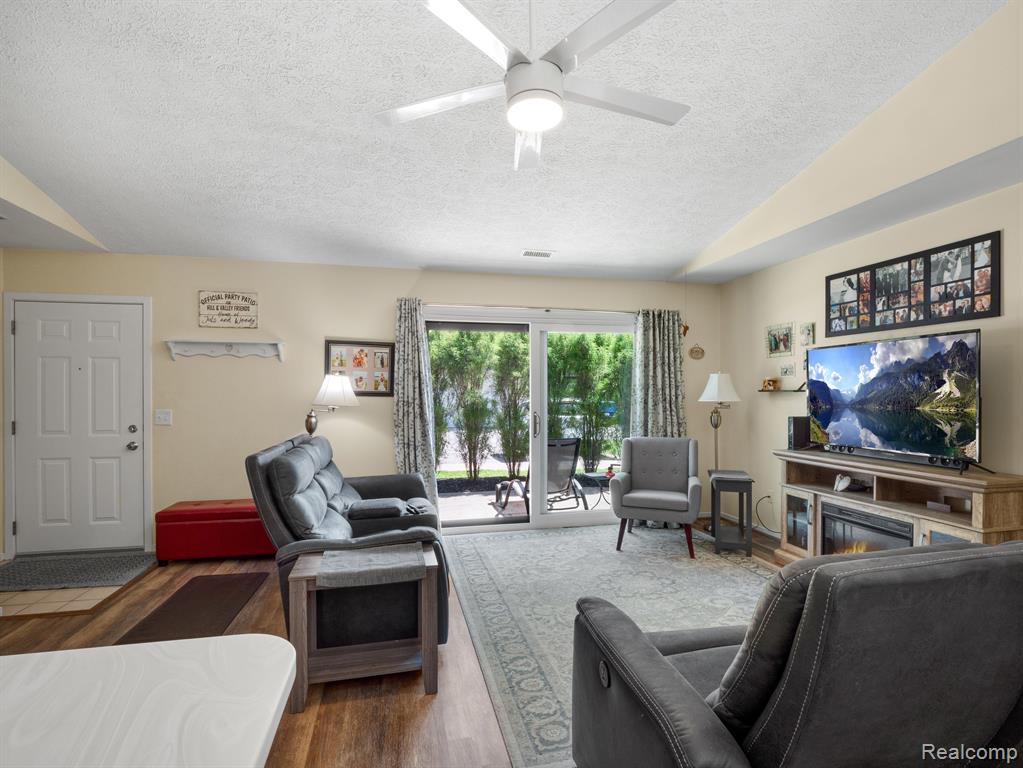 300 SPRING BROOKE Drive, 300, Brighton, MI 48116 — Photo 9