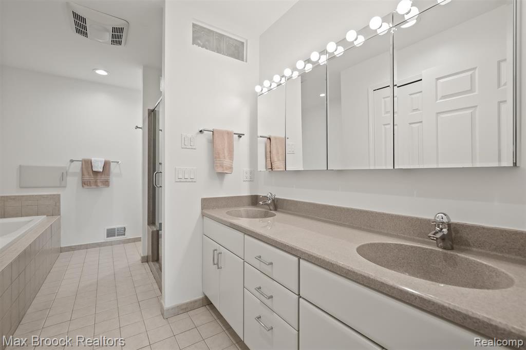 6540 Alderley Way, West Bloomfield, MI — Photo 32
