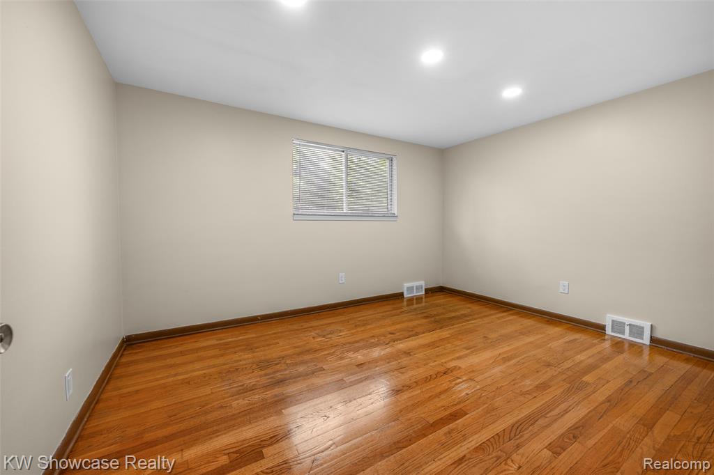 8362 Sunburst, Center Line, MI 48015 — Photo 32