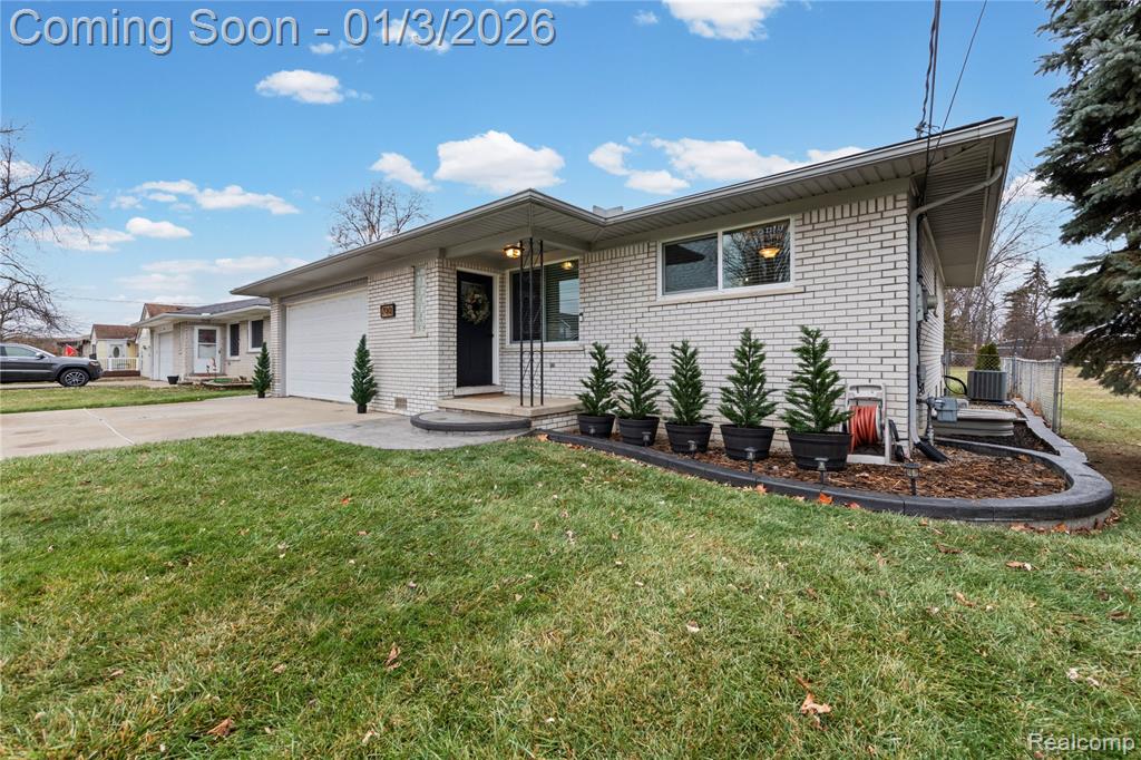 700 W Girard Avenue, Madison Heights, MI 48071 — front exterior