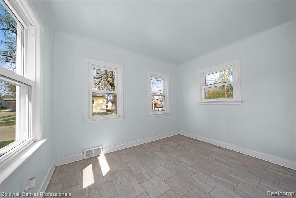 474 W BROCKTON Avenue, Madison Heights, MI 48071 — Photo 7