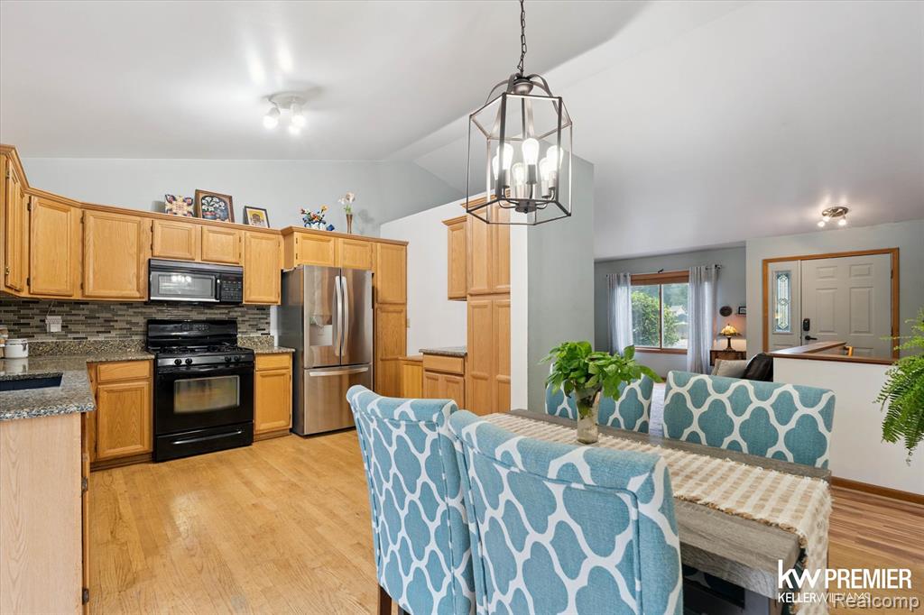 6421 Prairie Lawn Drive, Waterford, MI 48329 — Photo 9