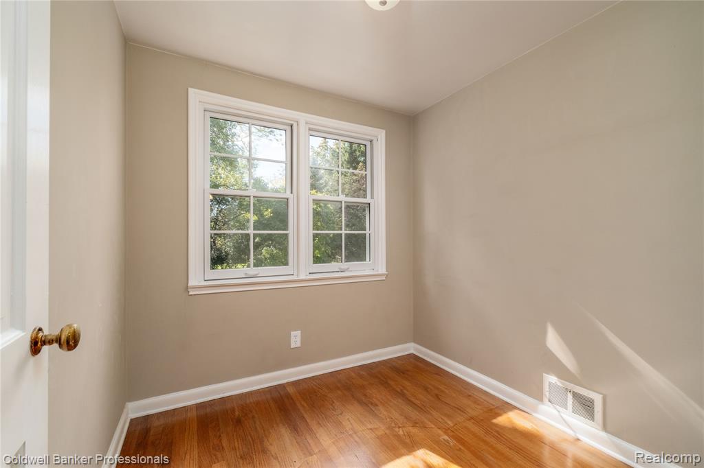 499 Sunningdale Drive, Grosse Pointe Woods, MI 48236 — Photo 37